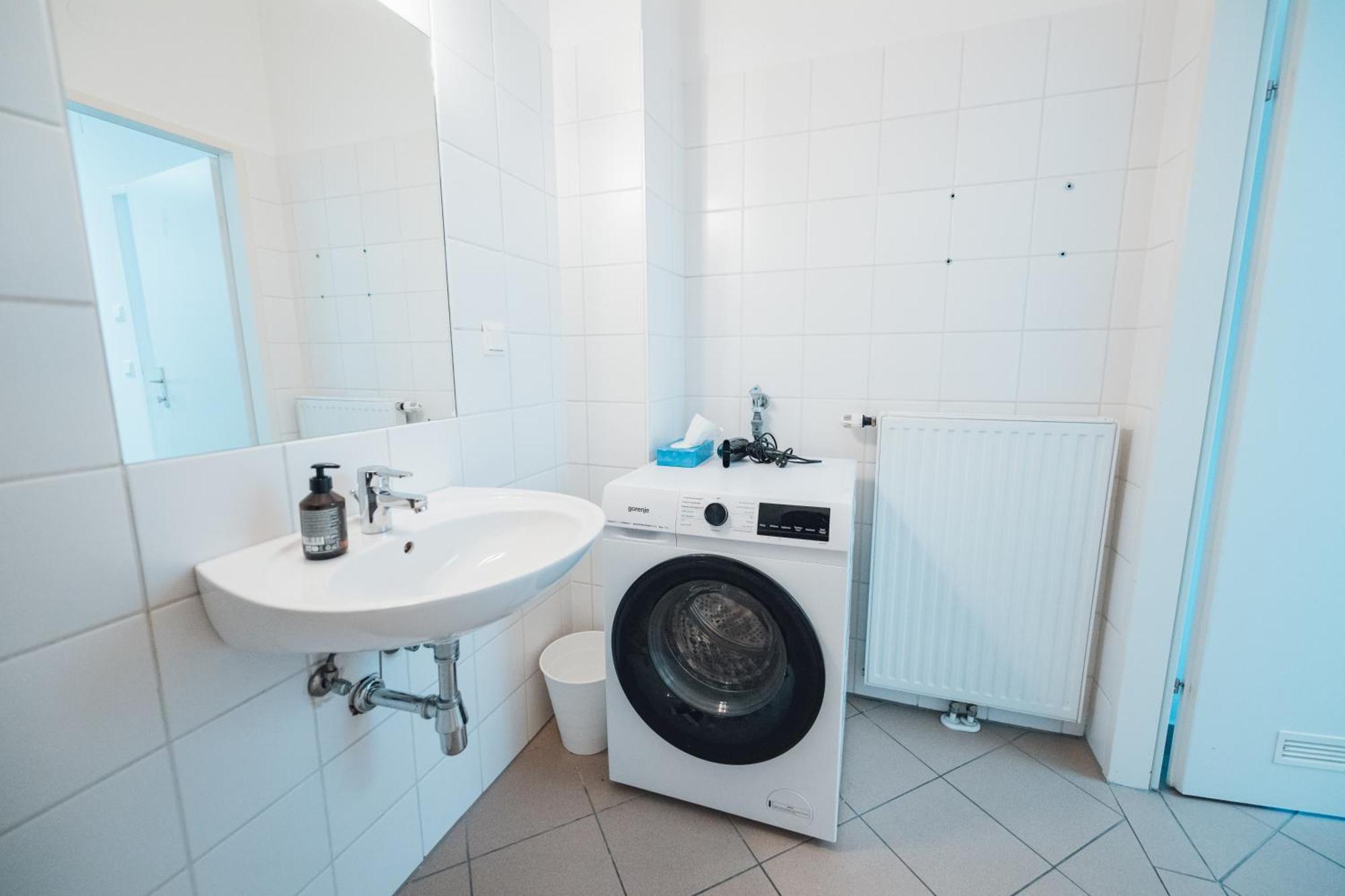 Stylish With Balcony And Rooftop Views * Wien